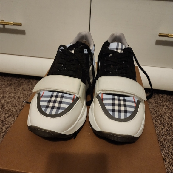 Burberry Sneakers - Picture 3 of 11